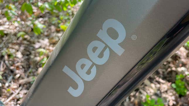 Una foto de un logotipo de Jeep en una bicicleta eléctrica. 